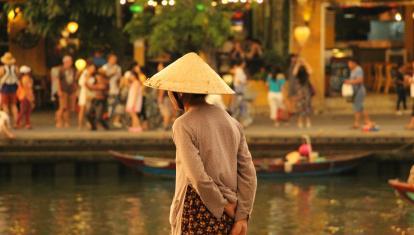 Kobieta w stożkowym kapeluszu w Hoi An