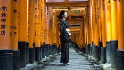 Lady in kimono standing in Fushimi Inari