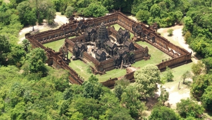 Angkor by microlight