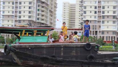 A friendly family on the Saigon River