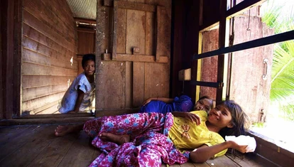 burma-boating-moken-family-in-beach-house