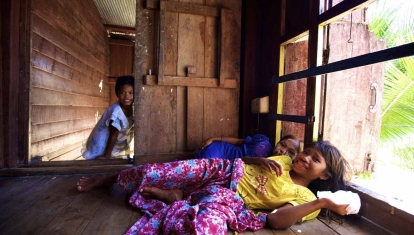 burma-boating-moken-family-in-beach-house