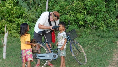 The kids are fascinated by Andy’s binoculars!
