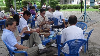 Vietnamese men relaxing in Tao Dan Park