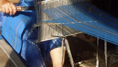 Weaver,_Hsipaw,_Myanmar_(169497577)
