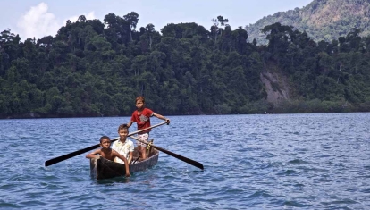 burma-boating-moken-kids-in-dugout-canoe