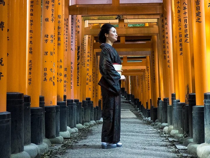 Lady in kimono standing in Fushimi Inari 