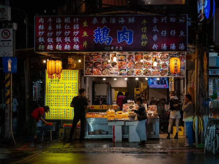 Taiwan Taipei Liaoning stall at twilight, lanterns lit