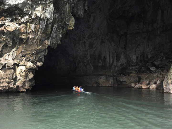 LAOS - Canoe at the entrance of Tham Kong Lo cave - dreamstime_xxl_28582925