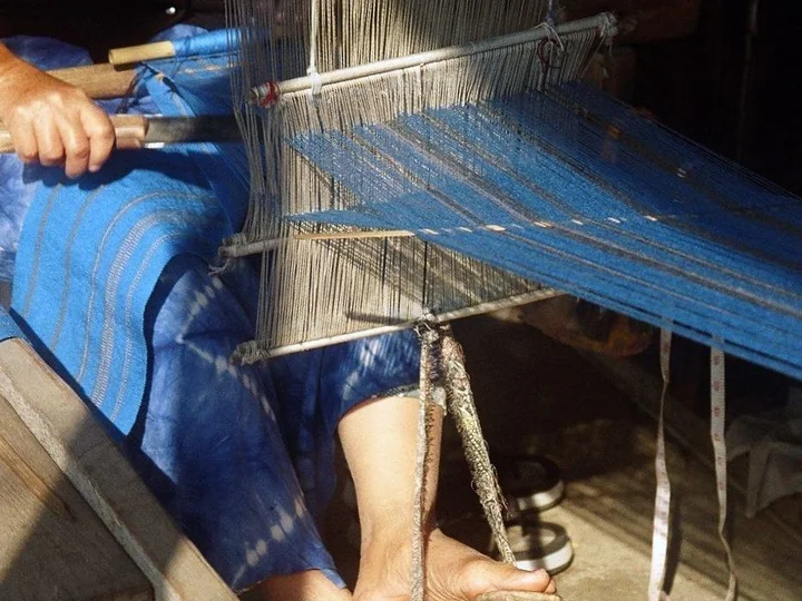 Weaver,_Hsipaw,_Myanmar_(169497577)