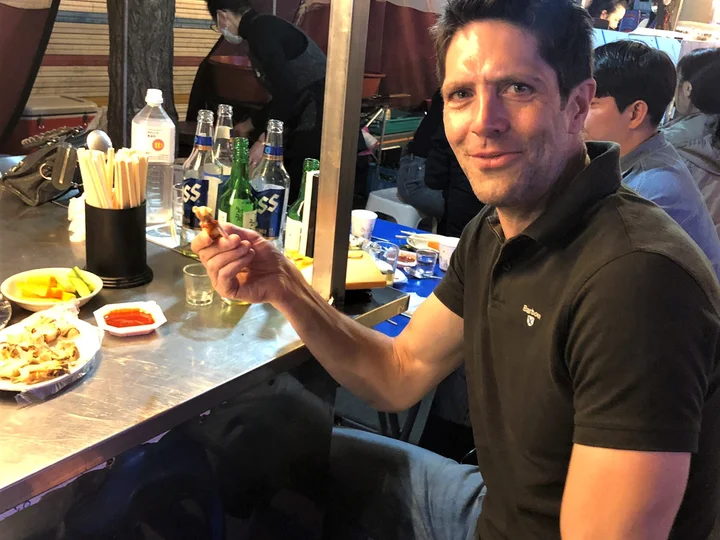 A-pocha-in-Seoul-eating-sea-snail-2