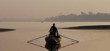 Rowing boat near Amarapura