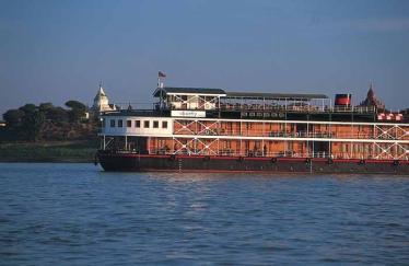 Travelling by boat in Burma
