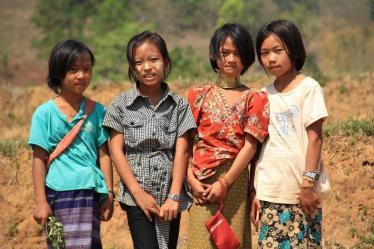 (Kayan girls; one of which has decided to continue the neck brace tradition)