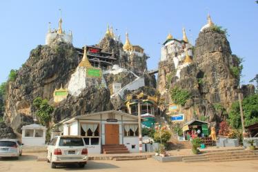 (Taung Kwe Pagoda in the centre of Loikaw)